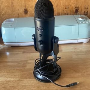 Blue Yeti Logitech microphone